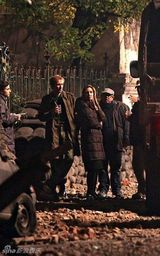 高清图：朱莉现身匈牙利 皮特贴身随行蜜吻秀恩爱