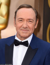 组图：凯文-史派西亮相红毯 蓝色西装优雅绅士