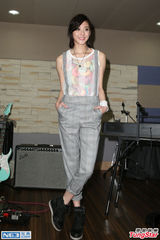 组图：豆花妹索女女吻 亲管罄锁骨喊不够