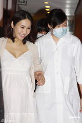 高清图：黎姿产后出院心情大好 女儿名字由老公决定