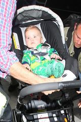 组图：威瑟斯彭酒驾门后现身 带鸭舌帽回避镜头