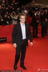 组图：《应许之地》首映 简-方达穿皮草助阵