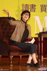 组图：林青霞短发眼镜办朗读会