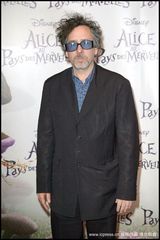 幻灯：《爱丽丝》巴黎首映 蒂姆-波顿夫妇形影不离