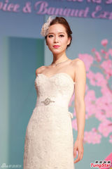 组图：李蕴穿婚纱性感走秀 情人节微博大秀恩爱