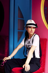 组图：董玥化身时尚女孩 随性街拍尽显潮范儿