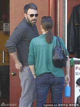 组图：阿弗莱克大胡子男人味十足 夫妇共度二人世界