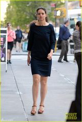 组图：前阿汤嫂凯蒂素颜憔悴送女上学