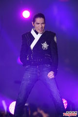 组图：萧敬腾受恐吓照常演出 保镖贴身保护