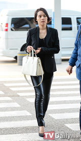 组图：韩星韩佳人亮相机场 黑装帅气不失妩媚