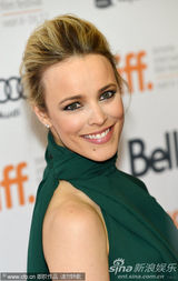 《亚瑟-纽曼》多伦多首映 艾米丽白裙高贵优雅