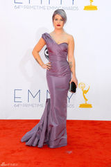 组图：艾美奖红毯 凯莉-奥斯本抚胸献飞吻