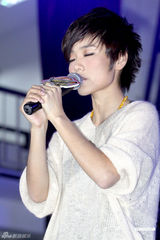 高清图：许飞为公益募捐眼镜框 呼吁为俞灏明祈福