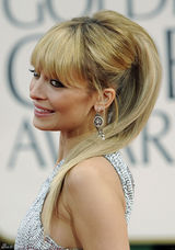 组图：第69届金球奖红毯妮可-里奇银色礼服性感