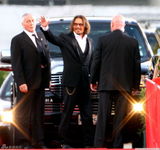 高清图：约翰尼-德普帅气现身 潇洒不羁引粉丝骚动 