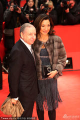 组图：杨紫琼携富豪男友性感亮相电影首映