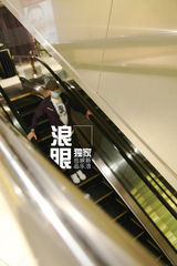 组图：吴镇宇频繁往返内地 驾豪车疑京城置业