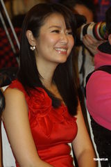 组图：林心如红裙娇艳亮相 不慎露底大泄春光