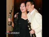 高清组图：新晋影帝影后携爱侣亮相庆功宴 现场亲不停