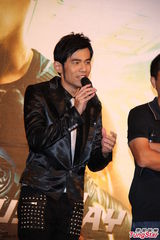 组图：周杰伦帅气亮相庆功宴 自曝秀腹肌靠打光