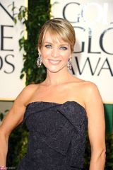 高清图：杰斯-琳吉斯硕大彩色钻石耳环引人注目