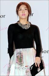 组图：河智苑韩智敏韩艺瑟出席活动装扮时尚