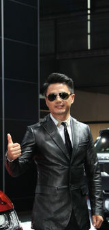 组图：段奕宏亮相上海车展 试驾新车自信硬朗