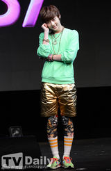 组图：韩团NU'EST发新碟卖萌 主打清凉曲风