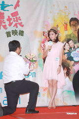 组图：Ella获男粉丝送钻戒 首度搭档贺军翔