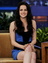 高清图：克里斯汀-斯图尔特上节目秀美腿表情多