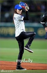 组图：韩国女艺人金荷娜担任棒球比赛开球嘉宾