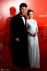 组图：吴奇隆刘诗诗李小璐等亮相华鼎奖红毯