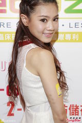 组图：周秀娜拍动作戏受伤 笑称要加片酬抵辛苦