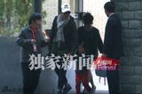 组图：文章驾车接女儿放学 边走边聊父女情深