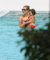 组图：荷兰超模杜晨-科洛斯比基尼秀身材