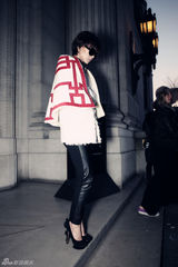 组图：王珞丹鱼尾长裙伦敦走秀 面部妆容淡雅