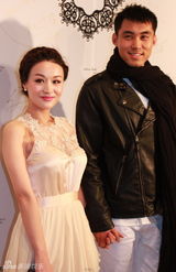 组图：金一帆香槟色短裙清爽亮相 幻想浪漫婚礼