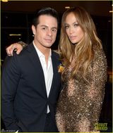 组图：詹妮弗洛佩兹献唱变装 挤爆乳猛男托举