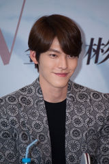 组图：金宇彬上海会粉丝 最想合作成龙章子怡