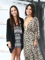 高清组图：瓦妮莎-哈金斯深V长裙亮相光彩夺目