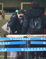 组图：杨幂频捂嘴疑生理反应 脱外衣遮肚防偷拍