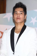 组图：天心黑色深V礼服性感出席记者会