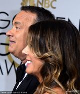 组图：金球奖红毯汤姆汉克斯精致型男 携妻现身