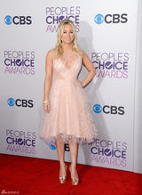 组图：“佩妮”凯莉-库柯(卡蕾-措科)透视裙亮相美胸隐现