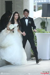 组图：张震大婚献吻娇妻 亲手为新娘提裙摆