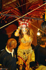 高清图：碧昂丝凯斯赶拍单曲MV 眩目服饰展桑巴风情