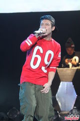 组图：陈冠希上海火热开唱 衣着随意嘻哈范儿