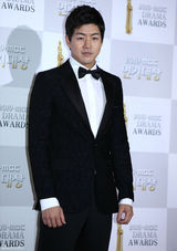 组图：韩MBC举办演技大奖 李民浩金贤重等帅气助阵