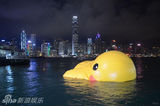 组图：香港大黄鸭漏气无奈卧倒趴水中