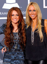 高清组图：麦莉-赛勒斯亮相古铜妆容娇艳成熟 